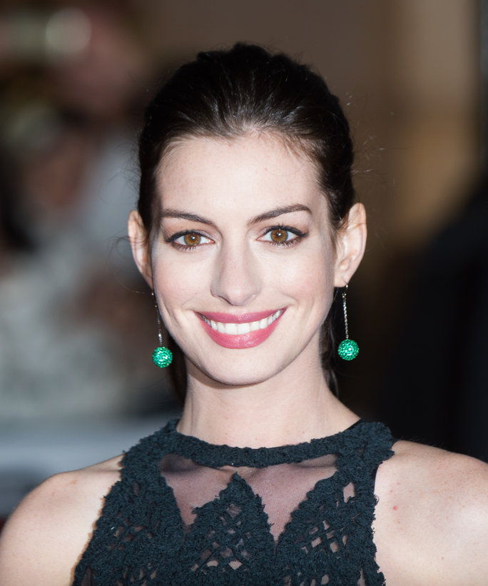 ऐनी Hathaway attends the UK Premiere of 'The Intern' at Vue West End on September 27, 2015 in London, England.