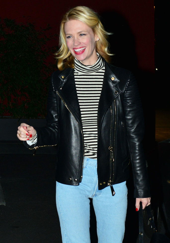 लॉस Angeles, CA - 'Mad Men' star January Jones can't keep her smile off her face after grabbing dinner with friend's at Hutchinson Cocktails & Grill to celebrate her belated 37th birthday. January walked out with her friends in good spirits as if they di