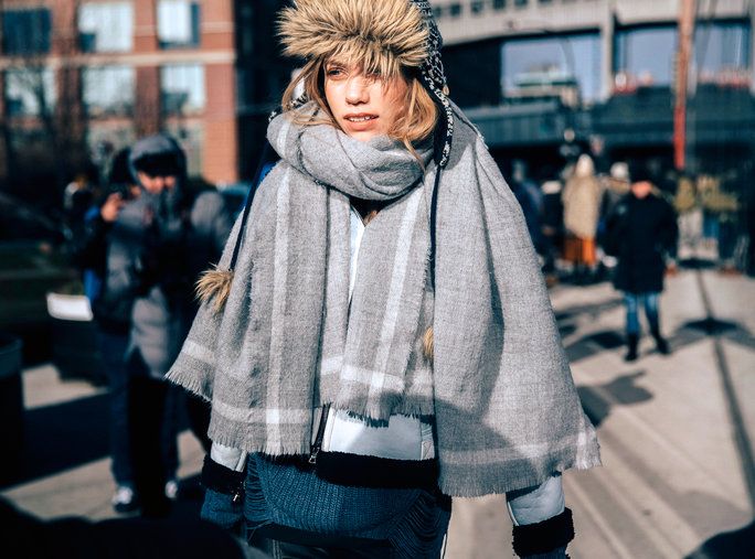 आदर्श Laura Schellenberg exits the Tibi show at Skylight 60 Tenth in a fur cap and a wool/cashmere scarf with frayed edges during New York Fashion Week: Women's Fall/Winter 2016 on February 13, 2016 in New York City. (Photo by Melodie Jeng/Getty Images)