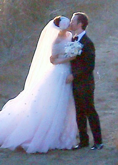 ชื่อเสียง Wedding Photos - Anne Hathaway and Adam Shulman