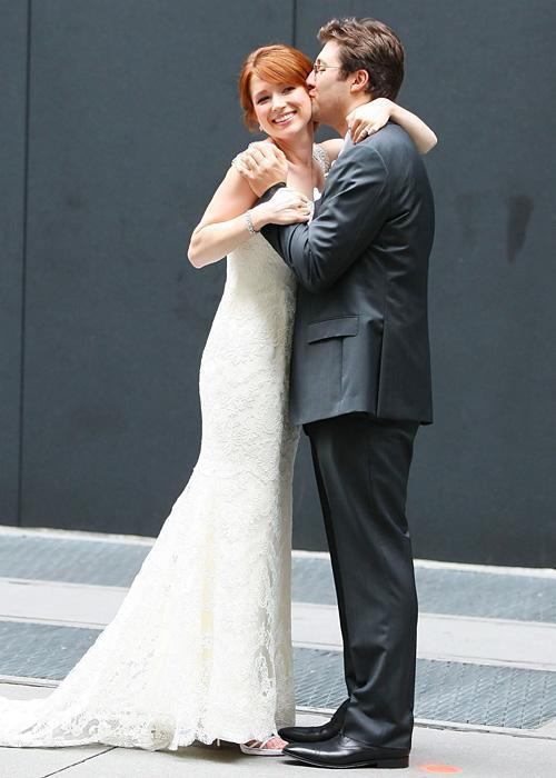 प्रसिद्ध व्यक्ति Wedding Photos - Ellie Kemper and Michael Koman