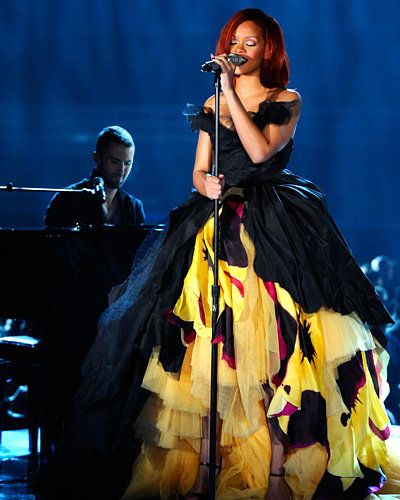 Rihanna - Adam Levine - Grammy Performances