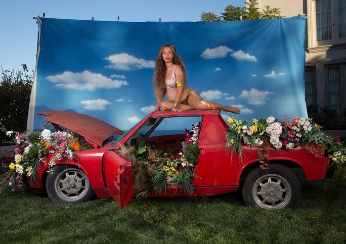 Beyonce Pregnant Red Car - Lead