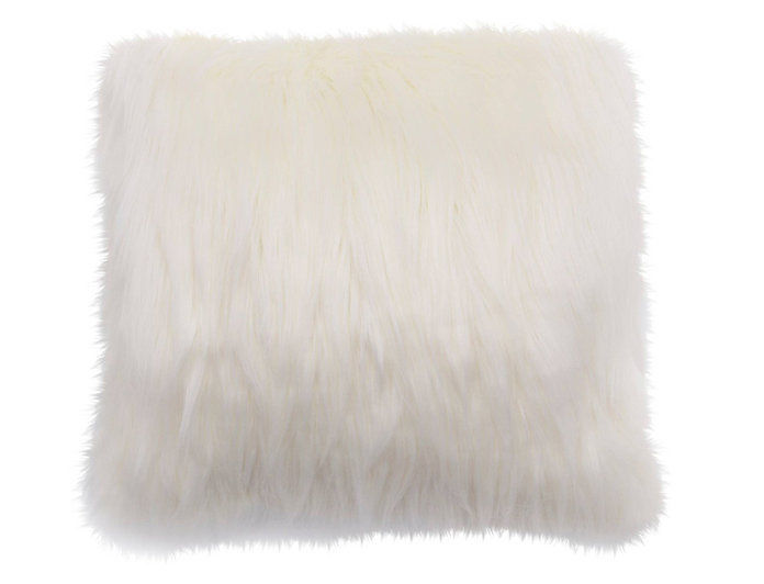 สำหรับ the Luxe Lady: Threshold Faux Fur Pillow 