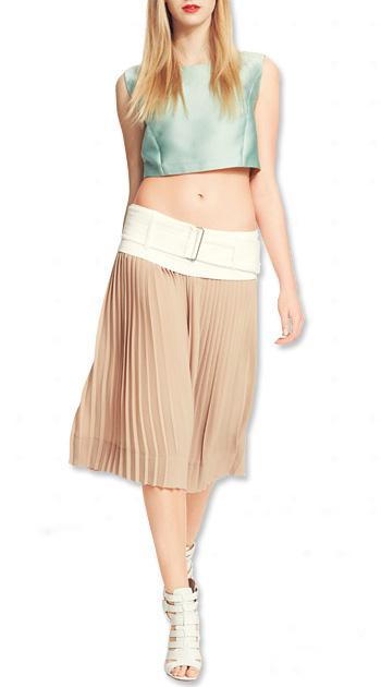 किस तरह to Wear the New Shapes - The Crop Top: High Above a Flowy Skirt