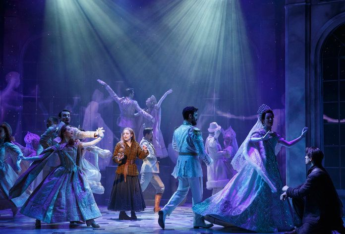 अनास्तासिया Hartford Stage ANASTASIA MAY 12 – JUNE 19 Book by Terrence McNally Music by Stephen Flaherty Lyrics by Lynn Ahrens Inspired by the Twentieth Century Fox Motion Pictures Choreography by Peggy Hickey Directed by Darko Tresnjak ARTISTS EVENTS &