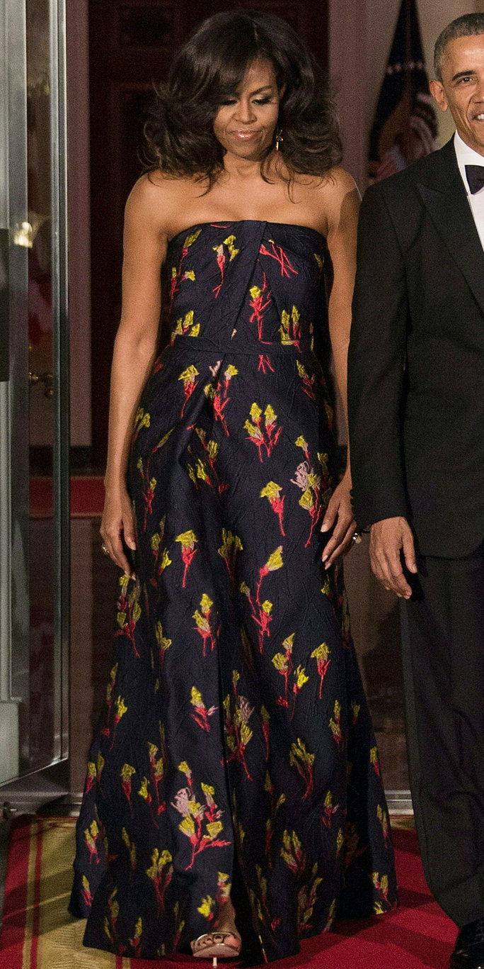 प्रथम Lady Michelle Obama walk out to greet Canadian Prime Minister Justin Trudeau and his wife Sophie Gregoire Trudeau for a State Dinner in their honor at the White House in Washington, DC, on March 10, 2016.