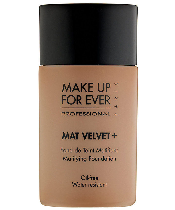 बनाना UP FOR EVER Mat Velvet + Mattifying Foundation 