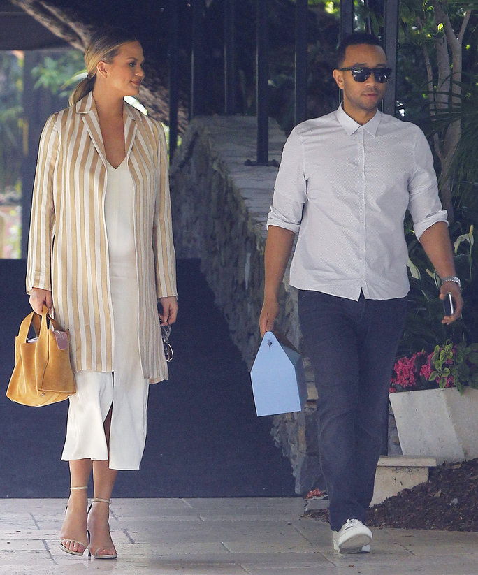 ตั้งครรภ์ Chrissy Teigen and her husband John Legend go out to lunch at the Hotel Bel Air in Beverly Hills on March 20, 2016. Chrissy wore vertical stripes to downplay her baby bump. 