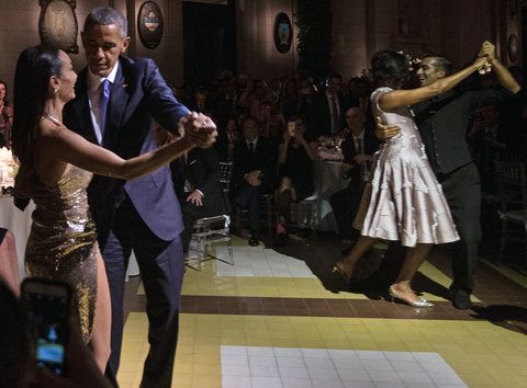 अमेरिका President Barack Obama (L) and First Lady Michelle Obama (2nd R) dance tango with dancers during a state dinner at the Kirchner Cultural Centre in Buenos Aires on March 23, 2016. The United States and Argentina sealed a major trade deal on the eve -the