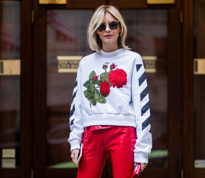नया YORK, NY - FEBRUARY 12: Lisa Hahnbueck wearing Off White Rose Embroidered and Printed Cropped Sweatshirt, Louis Vuitton Red Patent Leather Pants RTW AW16, MONOGRAM SAINT LAURENTPORTEMONNAIE MATELASSÉ-LEATHERR WITH GRAIN DE POUDRE STRUCTUR, BALENCIAG