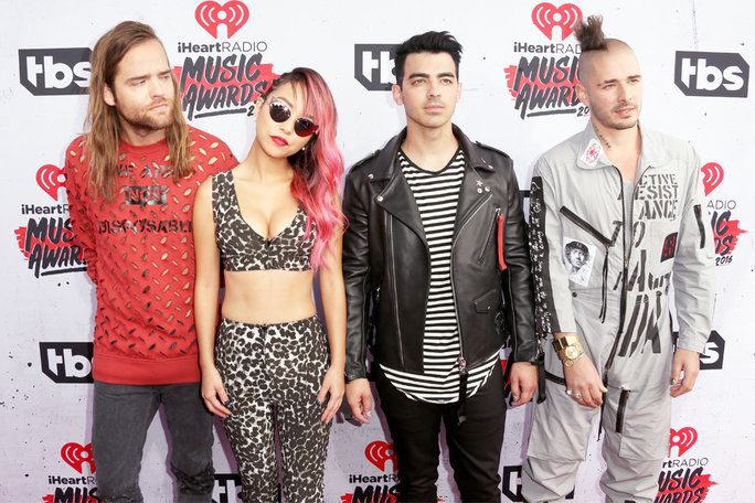 โจ Jonas and his band DNCE 