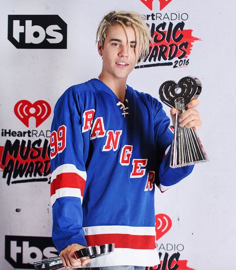 จัสติน Bieber poses in the press room at the iHeartRadio Music Awards at The Forum on April 3, 2016 in Inglewood, California. 