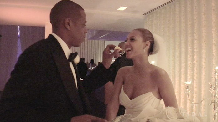 आप haven't LIVED until you've seen Jay feed Bey wedding cake. 