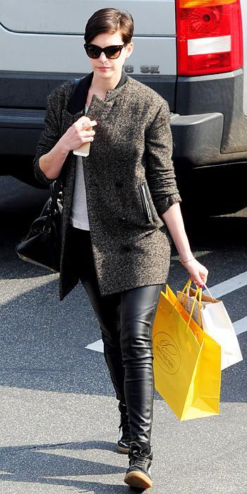 คนดัง in Sneakers: Anne Hathaway