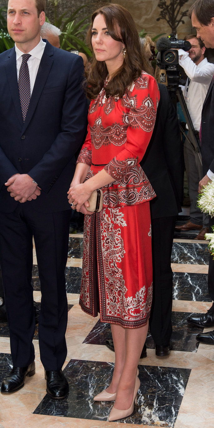 कैथरीन, Duchess of Cambridge and Prince William, Duke of Cambridge lay a wreath at Taj Hotel, scene of Mumbai terror attacks on April 10, 2016 in Mumbai, India.