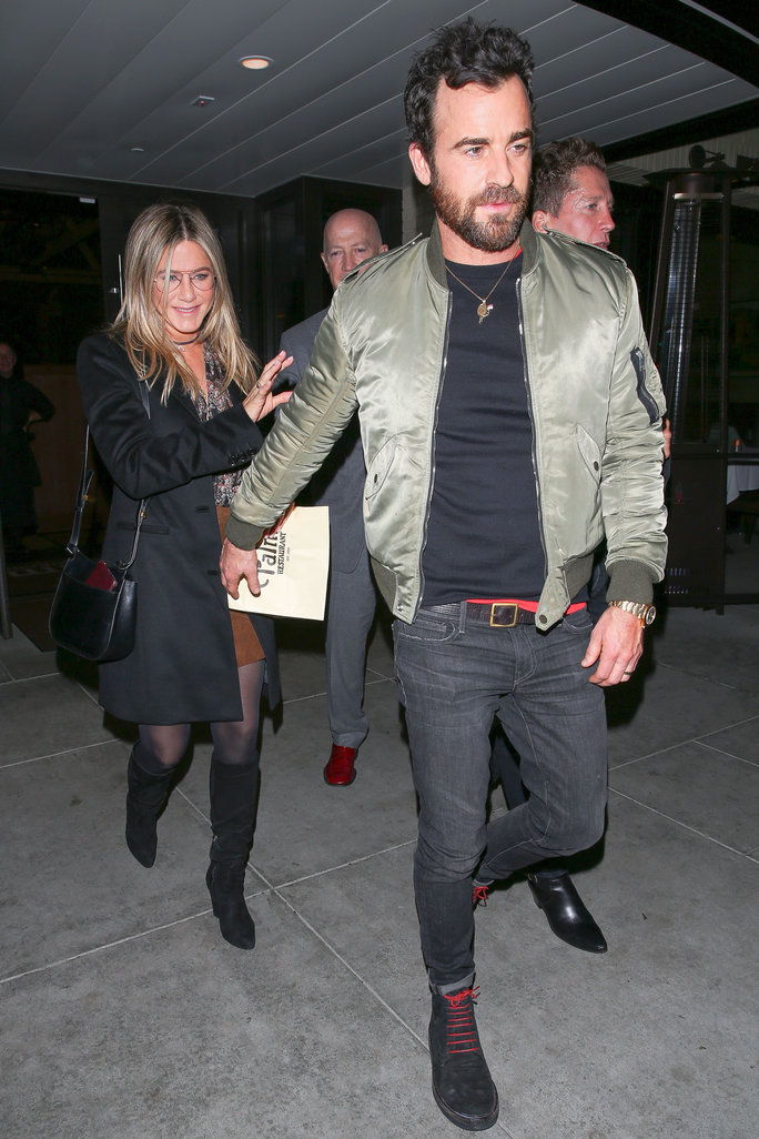 जेनिफर Aniston and husband Justin Theroux enjoy a romantic date night out at The Palm restaurant in Beverly Hills. Jennifer has a huge smile on her face as she leaves with her man. Justin reaches back for her, and they hold hands as they head to the car