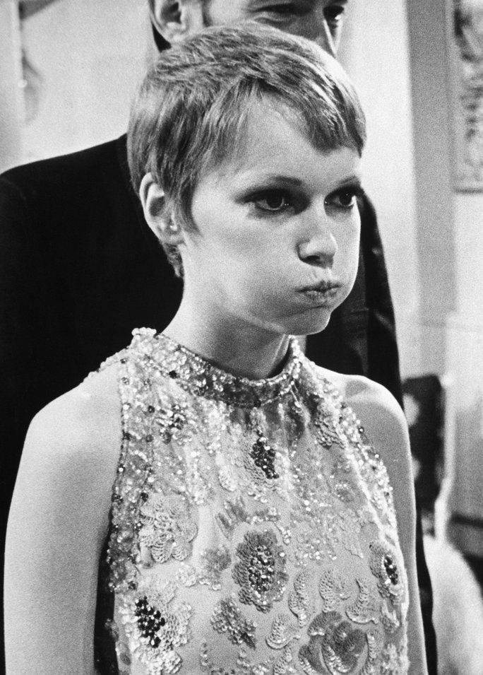 अभिनेत्री Mia Farrow puffs out her cheeks and looks cross during location filming here March 1 of her latest movie, 'A Dandy in Aspic.' Mia, whose husband is actor-singer Frank Sinatra, co-stars with Laurence Harvey in the film.