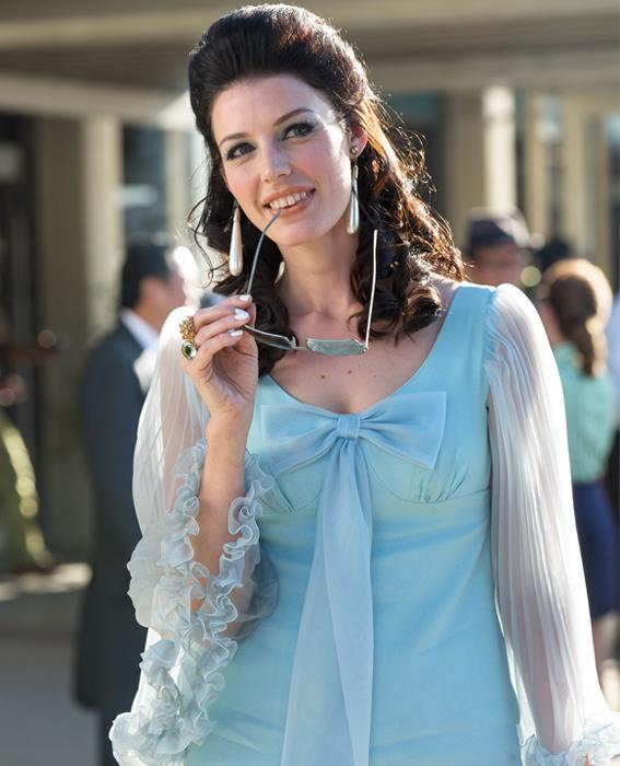 เจสสิก้า Pare as Megan Draper in Mad Men wearing blue dress