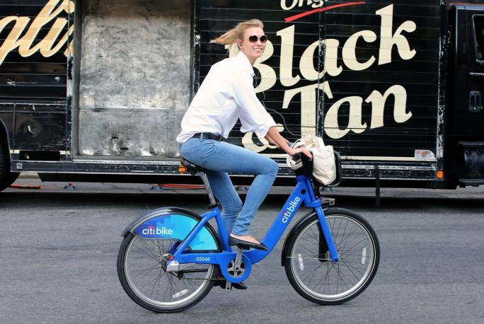 ซูเปอร์โมเดล Karlie Kloss rides a Citibike to the gym on July 2, 2014 in New York City