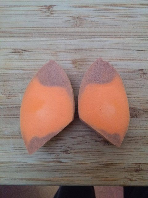 नारंगी Beautyblender cut in half