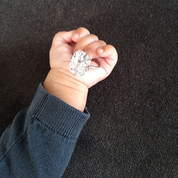 ทารก North West holding Kim Kardashian's engagement ring