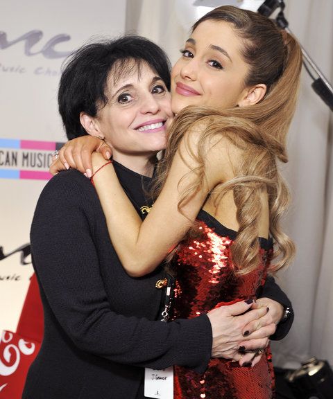 जोआन Grande (L) and singer Ariana Grande pose in the Music Choice Lounge backstage at the 2013 American Music Awards at Nokia Theatre L.A. Live on November 24, 2013 in Los Angeles, California. 