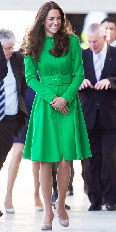 เคท Middleton in green coat and nude heels