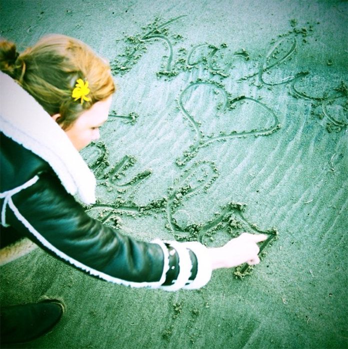 कब Karlie expressed her love for Taylor in the sand on their Big Sur road trip. 