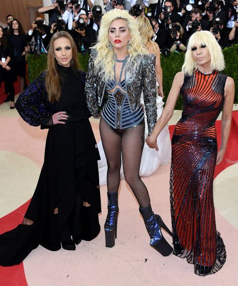 ผู้หญิง Gaga + Donatella Embed