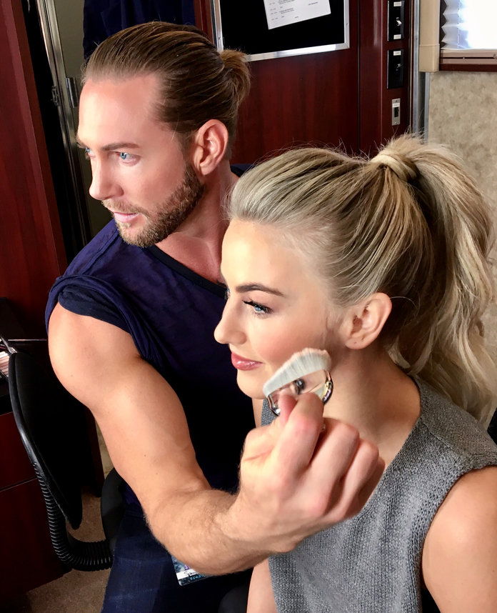 जूलिएन Hough DWTS Look - Beauty - Embed 1