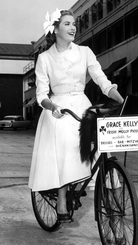 ความสง่างาม Kelly bicycles to the soundstage of her latest Paramount picture, 1954