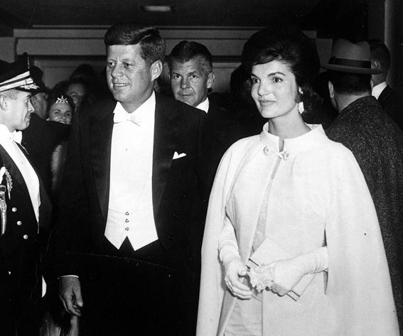 แจ๊คกี้ Onassis, President John F. Kennedy and First Lady Jacqueline Kennedy attend the inaugural ball
