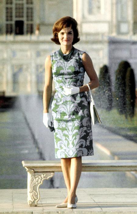 แจ๊คกี้ Onassis, First Lady Jackie Kennedy standing on the grounds of the Taj Mahal during visit to India