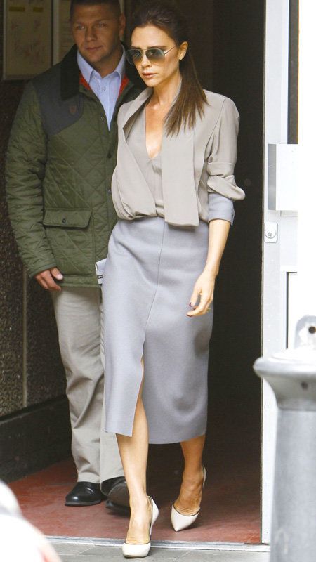 विक्टोरिया Beckham in skirt and beige blazer