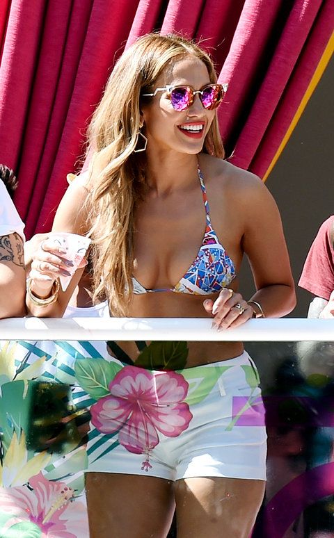 นักร้อง/actress Jennifer Lopez smiles as she hosts the 'Carnival Del Sol' pool party at Drai's Beach Club - Nightclub at The Cromwell Las Vegas on May 29, 2016 in Las Vegas, Nevada. 