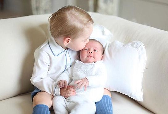 เจ้าหญิง Charlotte Gets a Kiss from Prince George 