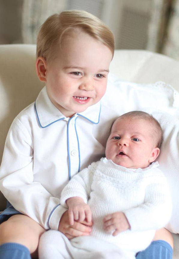 เจ้าชาย George Holds Princess Charlotte 