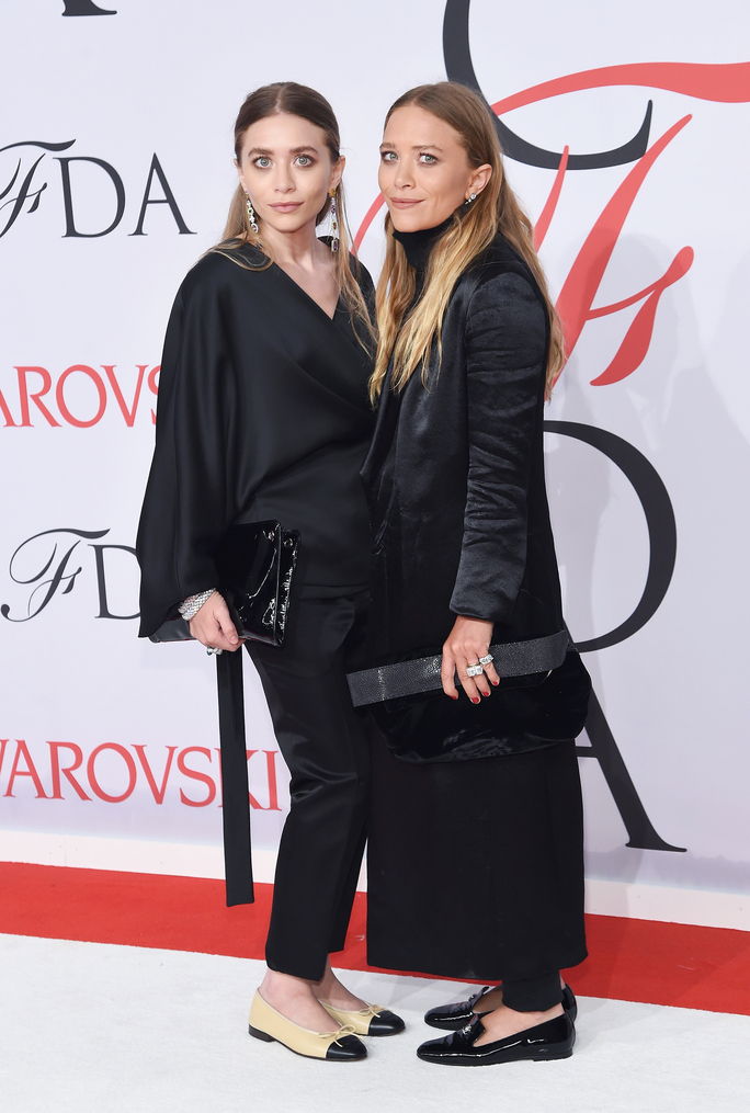 นักออกแบบ Ashley Olsen and Mary-Kate Olsen attend the 2015 CFDA Fashion Awards at Alice Tully Hall at Lincoln Center on June 1, 2015 in New York City.