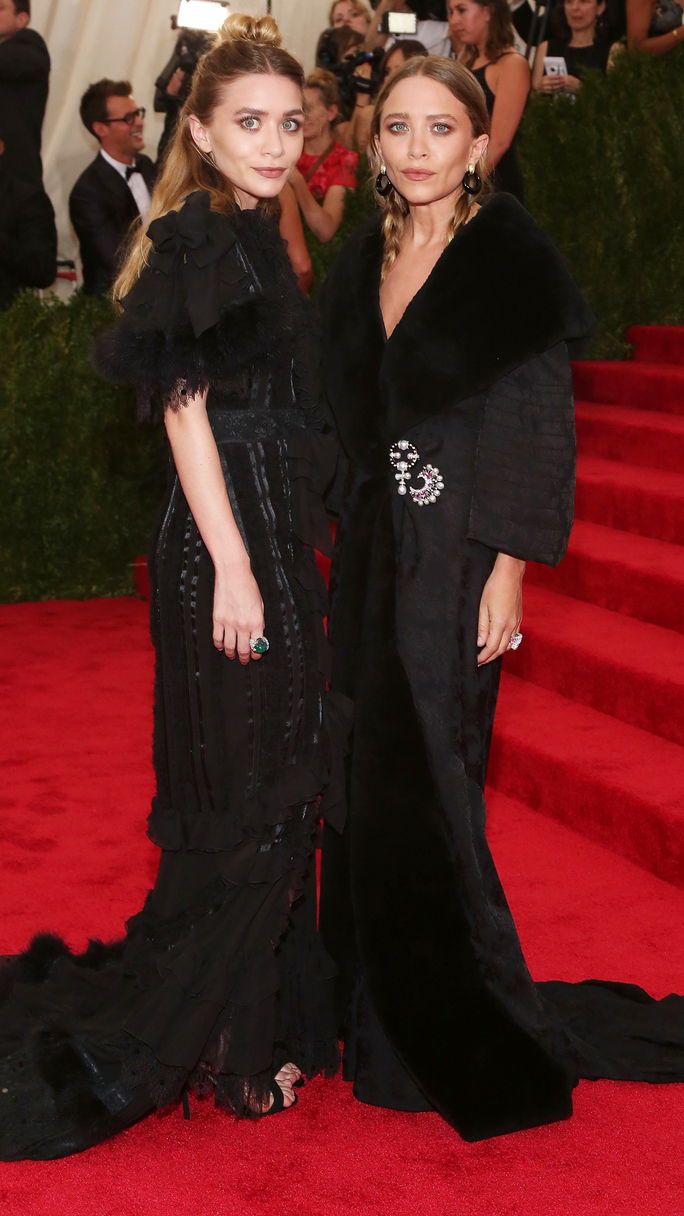 นักแสดง Mary-Kate and Ashley Olsen attend 'China: Through the Looking Glass', the 2015 Costume Institute Gala, at Metropolitan Museum of Art on May 4, 2015 in New York City.