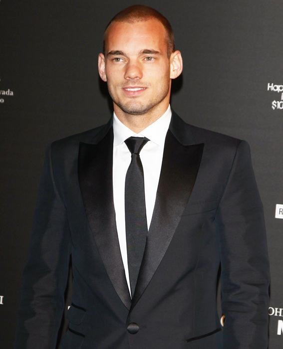 वेस्ले Sneijder in a suit