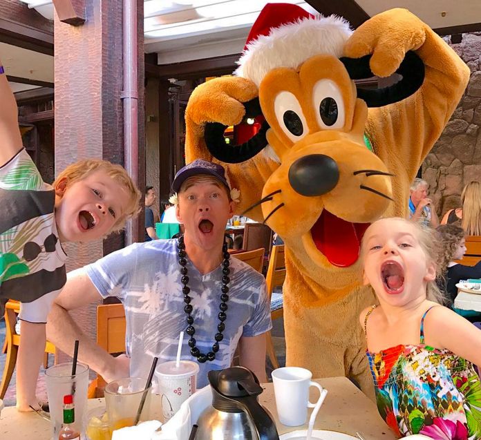 การเดินทาง goofy at breakfast 