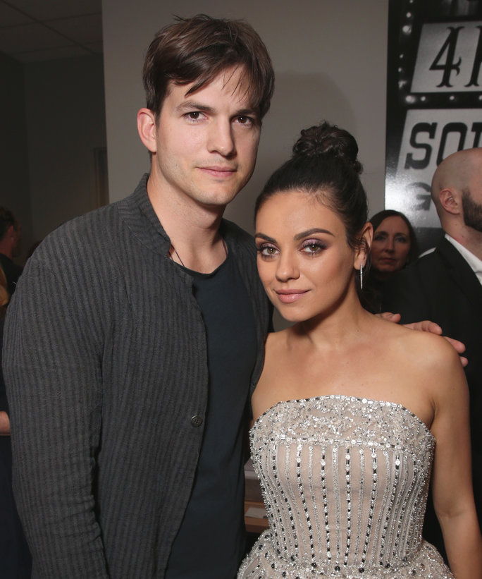 अभिनेता Ashton Kutcher and Mila Kunis attend the 2016 Billboard Music Awards at T-Mobile Arena on May 22, 2016 in Las Vegas, Nevada. 