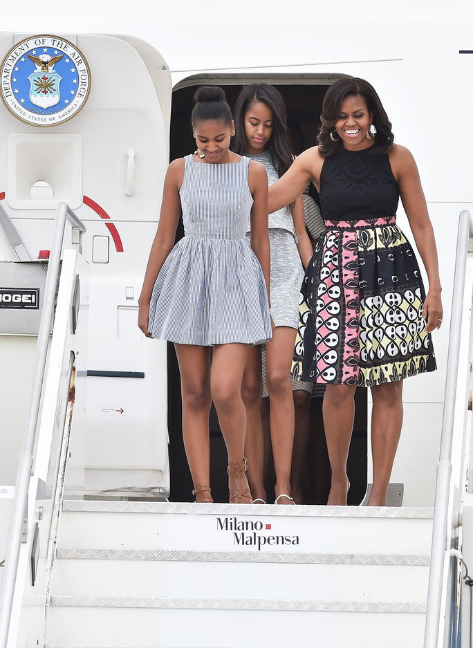 प्रथम Lady Michelle Obama arrives with daughters Malia Obama (C) and Sasha Obama (L) at Malpensa Airport on June 17, 2015 in Milan, Italy.