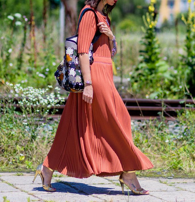 मिलान, ITALY - JUNE 20: Natasha Goldenberg wearing a maxi dress and bucket bag outside Gucci during the Milan Men's Fashion Week Spring/Summer 2017 on June 20, 2016 in Milan, Italy. (Photo by Christian Vierig/Getty Images) *** Local Caption *** Natasha Go