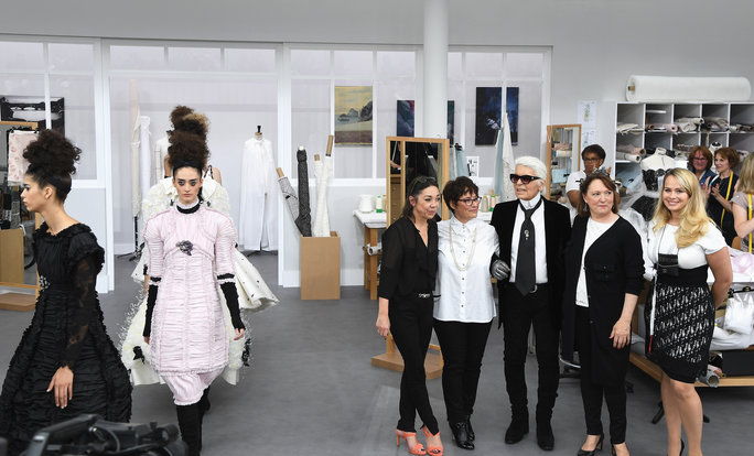 कार्ल Lagerfeld Pays Tribute to the House's Seamstresses 