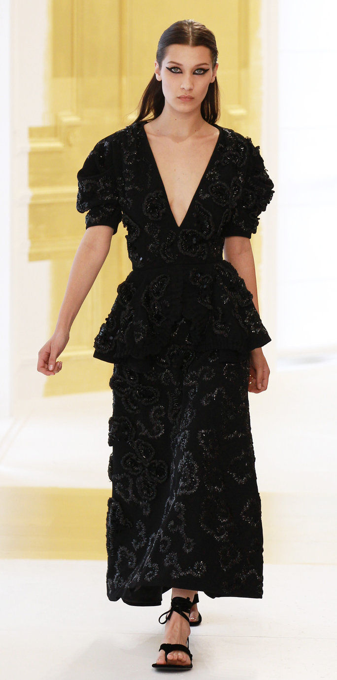 बेला Hadid Smolders at Dior Haute Couture 