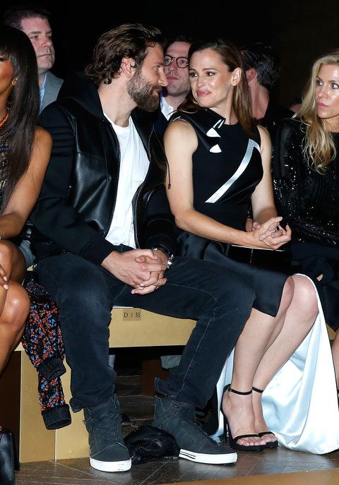 เจนนิเฟอร์ Garner and Bradley Cooper at Versace - Embed 