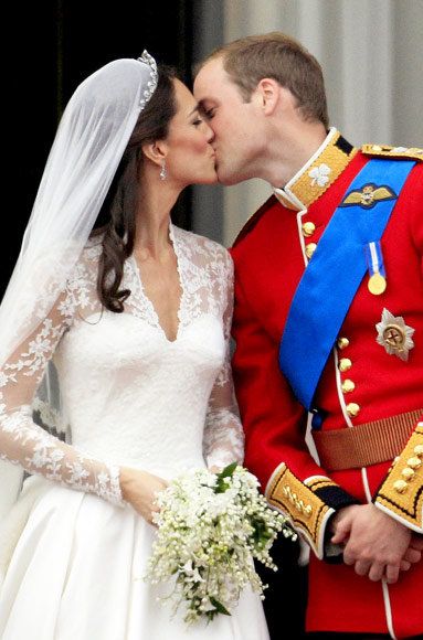 केट Middleton and Prince William wedding kiss
