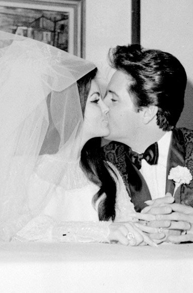 एल्विस Presley and Priscilla Presley wedding kiss